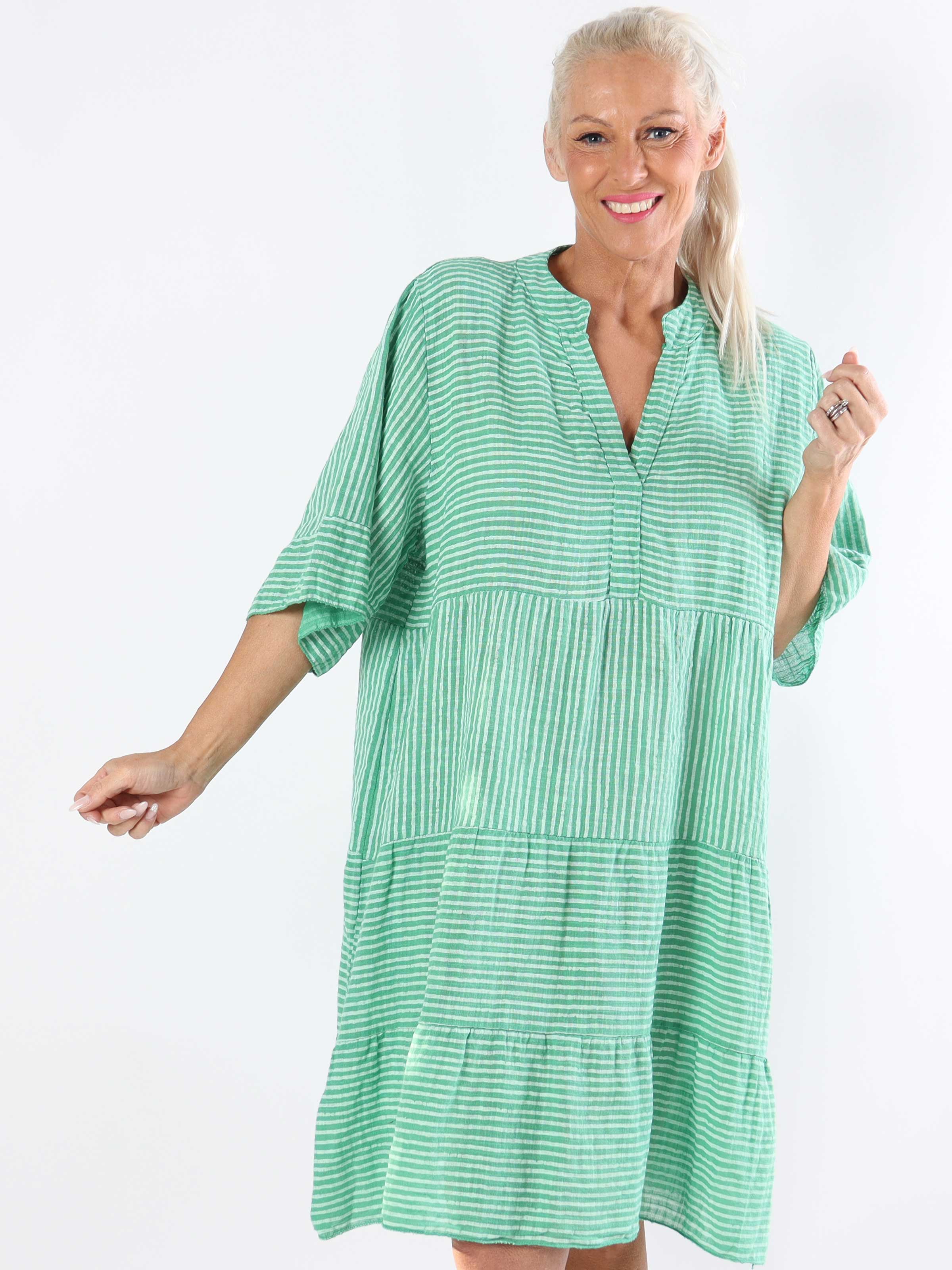 Jenni - Söt randig bomullsklänning i plus size i linne-liknande tyg